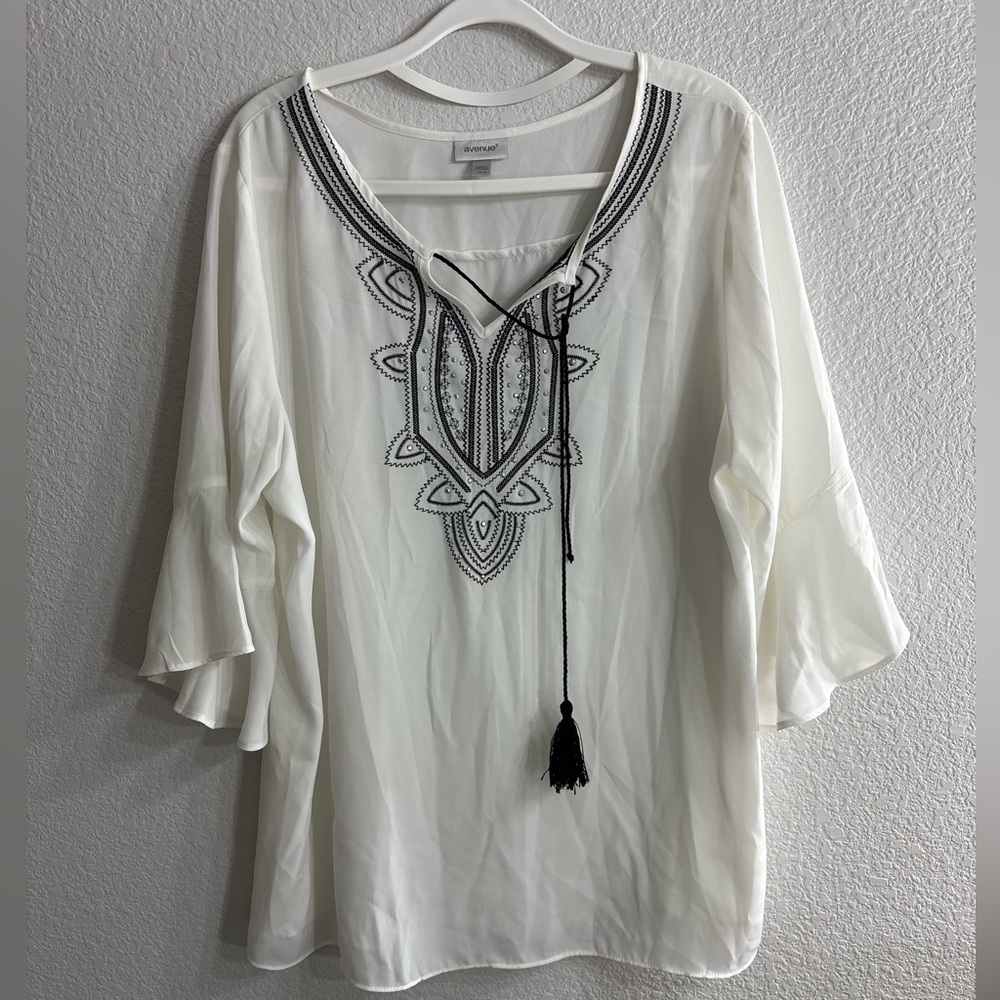 Avenue White and Black Embroidered Rhinestone Tunic with Tassel Woman 14/16 Top